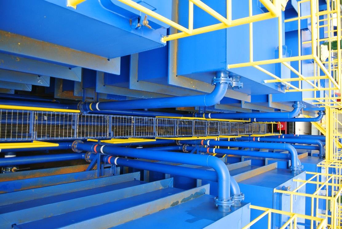 Walkways between tank arrangements